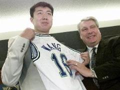 24年前今日：王治郅NBA首秀貢獻(xiàn)6分3籃板