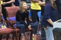 这么高的跟能走路吗？广东宏远老板娘穿着恨天高坐在场边看球~