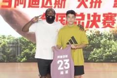 希望日后球场相见！此前哈登在阿迪活动 亲手给林葳送23号球衣