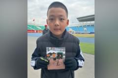 王大雷重逢昔日抱过的男孩：如今已成大小伙子