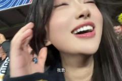 我靠！阿森納美女球迷看到賴斯進(jìn)球，全程激動(dòng)破音
