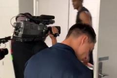 全新體驗！東契奇生涯首次被護送至美航中心客隊更衣室
