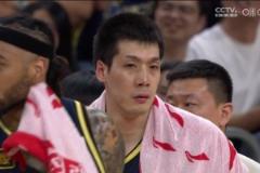 動作大！任駿飛犯規(guī)后扇到王哲林后腦勺 被吹奪權(quán)直接離場！！