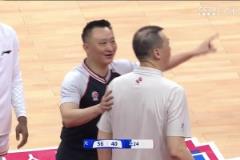 致敬NBA？王哲林快攻打進(jìn) 但裁判表示上海已叫暫停進(jìn)球無效