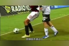 内斯塔直接一口气把球吹出了界！对手：裁判这合理吗？