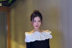 騰訊女主播煉煉：請(qǐng)問大家，哪套好看？我承認(rèn)我不太協(xié)調(diào)~