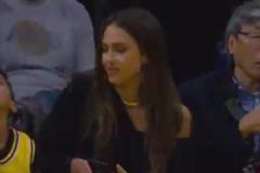 女神阿爾巴又來看湖人了，約翰-傳奇的妻子場邊也大秀美腿