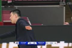 太逗了李曉旭推倒勞森陷犯規(guī)危機(jī) 楊鳴場(chǎng)邊模仿惟妙惟肖
