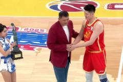 廣廈的MVP！胡金秋全面表現(xiàn)現(xiàn)場獲頒本賽季最有價(jià)值球員
