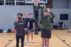 最后一组太逗了！乔丹or詹姆斯？科比or库里？NBA训练师的选择！