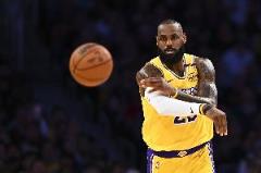 詹姆斯赤膊热身是否该被罚？前NBA球员全票支持：穿非球队装备是错误的