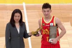 首位后衛(wèi)DPOY！孫銘徽領(lǐng)取最佳防守球員獎(jiǎng)項(xiàng)還送小挖掘機(jī)