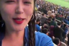 于漢超打進扳平進球，看臺上的申花美女球迷可激動壞了！
