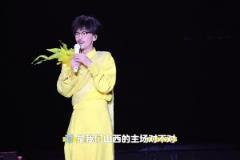 山西鬧他！周傳雄太原演唱會(huì)現(xiàn)場(chǎng)帶領(lǐng)歌迷為山西男籃加油助威