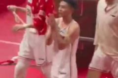 山西球迷朝徐杰大喊“徐杰晚安”，徐杰拍手微笑回应