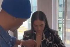 威少貼心幫阿穆爾整理領(lǐng)口 威嫂提刀現(xiàn)身街頭