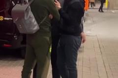 聊啥呢多特3-1巴薩，賽后弗里克與科瓦奇勾肩搭背相談甚歡