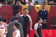 直接上国骂杜锋赛中怒喷闫军：CTMD，对面拉人违体你不判