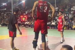 前CBA2米26中鋒朱傳宇打野球 這不是純純降維打擊嗎