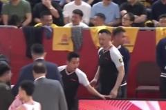 被联盟罚款2万！杜锋上场怒喷主裁判：CTMD，对面拉人你不判