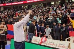青島主帥劉維偉率隊(duì)連勝廣廈奪賽點(diǎn) 賽后接受主場球迷歡呼聲