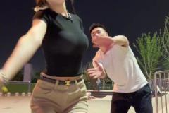 愛了！和孟博龍一起跳舞的小姐姐身材太棒了