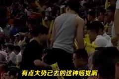 廣東出局朱芳雨無語表情苦澀 球迷紛紛提前離場