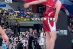 啊这...安保喊：乌龟不让扔，山东球迷：乌龟不让扔，杀了它