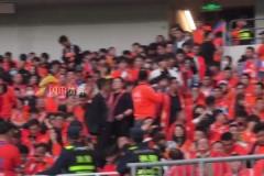 又来了！泰山球迷在工体玩“丟乌龟”