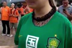 啊这...女球迷穿：国安是xx球衣，在鲁能球迷群中亮相