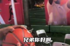 像黑人小伙在中国用中文表示：我是爱德华兹的远房亲戚