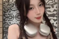 壞了依帆知道自己有姿色了，這是拜仁輸球了開始放飛自我啦