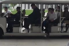 姚明現(xiàn)身杭州西湖大學 坐在觀光車上頭都碰到頂了