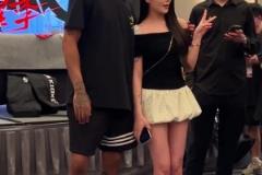 女球迷找罗斯合影，这姿色，罗斯也忍不住多聊两句