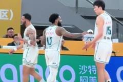当韦瑟斯庞在场上失去冷静，是19岁的杨瀚森第一个过来劝住了他。