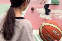 女大学生三步上篮虽然菜，但真的可爱呀