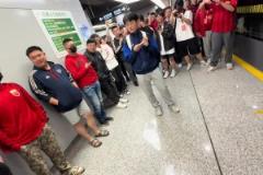 還好相安無(wú)事！落單申花球迷旁，一群海港球迷