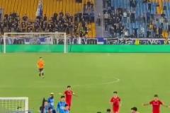 中甲南通vs重庆爆发冲突，工作人员抄起板凳就砸过去了