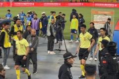 南通主场球迷完赛后疯狂“问候”主裁判，砸水杯