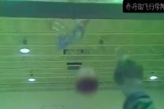装杯成功，进球有效。 乔丹 闭眼罚球稳稳命中，这是肌肉记忆吧