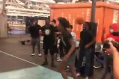 這大風(fēng)車?yán)瓭M啦！小伙子這扣籃是不是師從鄧肯