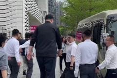 2米26什么概念？在姚明面前，中巴车简直成了小面包
