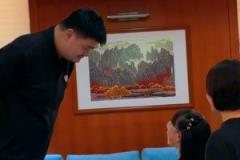 小朋友：我是叫你先生还是老师？姚明幽默回应：下次叫我小姚就行