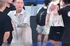 冲动！高尚野球比赛不满球迷言论踹飞对方