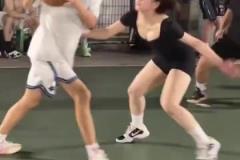 美女这防守真是有两把刷子啊，看得我一愣一愣的