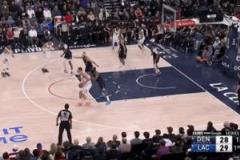 哈登指挥约基奇传球给空位威少，威少空位打铁