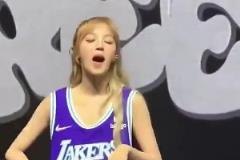 宋雨琦穿詹姆斯的球衣真的很漂亮、很可爱、很酷哦！