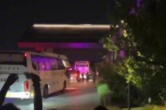 云南球迷太热情了！云南球迷等待海港大巴时高喊武磊名字