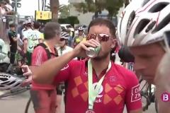 享受生活！阿扎爾參加自行車(chē)賽，賽后還喝了瓶啤酒