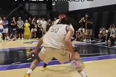 戈登今日补扣绝杀快船，但他的运球也是相当炸裂
